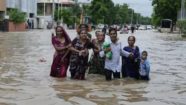 குஜராத்தில் கனமழை, வெள்ளம்: மீட்புப் பணியில் களமிறங்கிய ராணுவம்... ஆயிரக்கணக்கானோர் பாதுகாப்பான இடங்களுக்கு மாற்றம்
